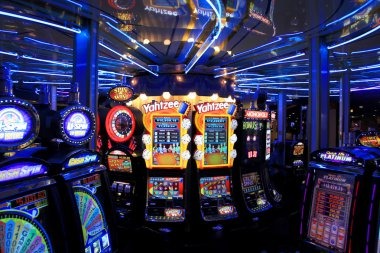 istanaslot platform interface showing live-dealer tables and sportsbook markets