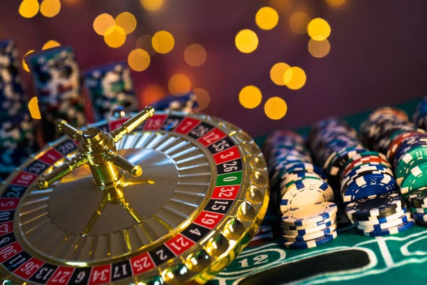 istanaslot live Roulette table with dealer and betting layout